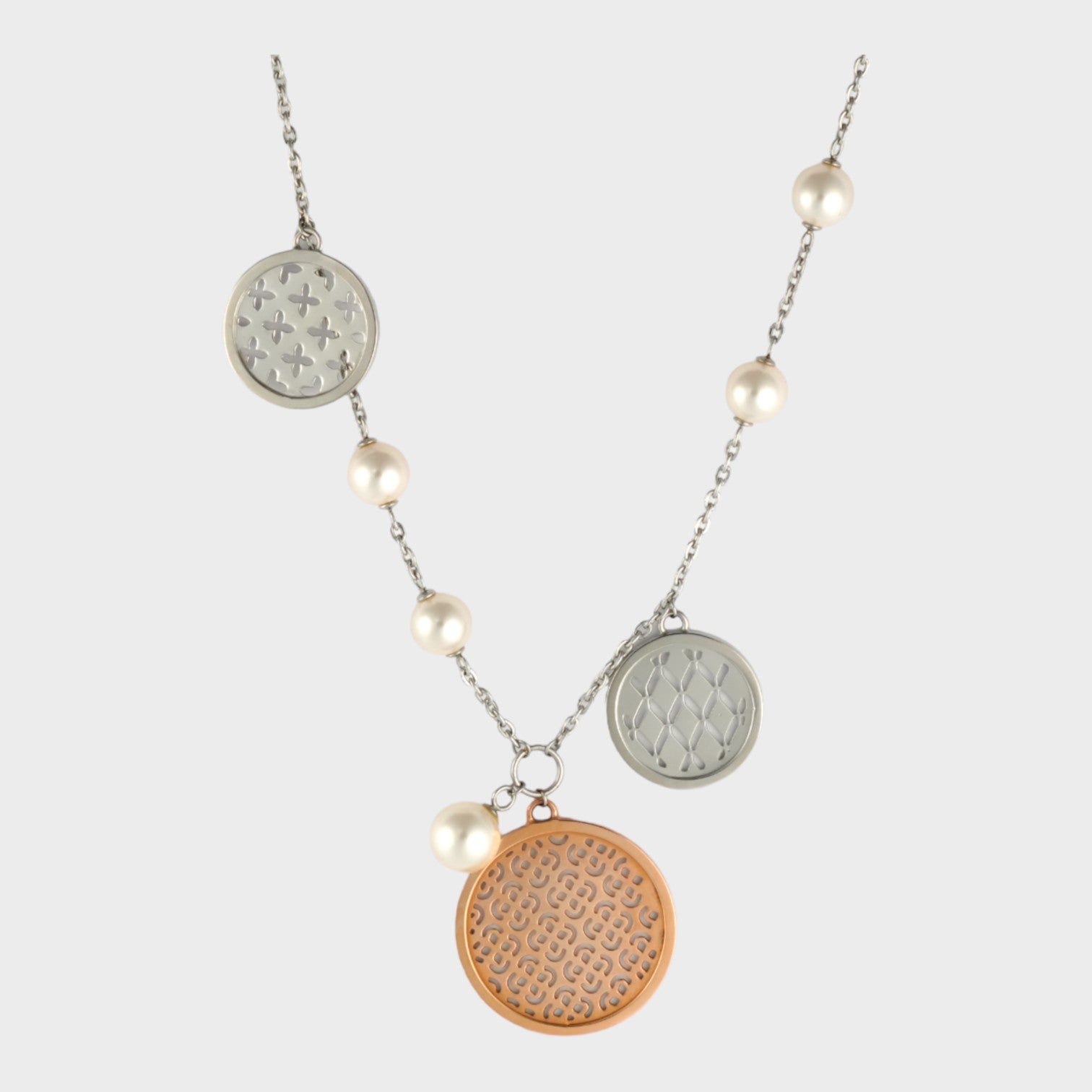 Collier de perles et de pièces à motifs