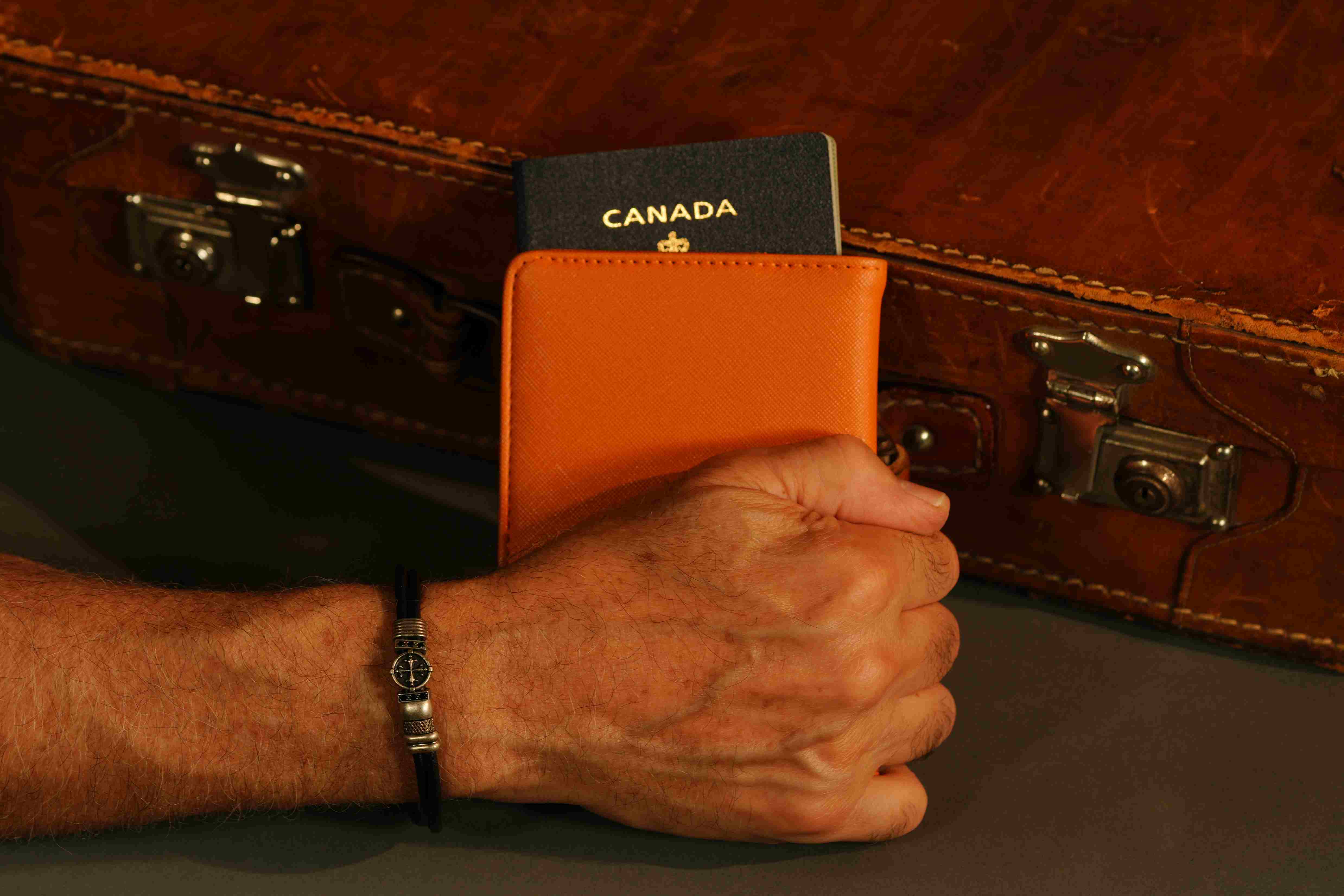 Bracelet en cuir avec croix fantaisie
