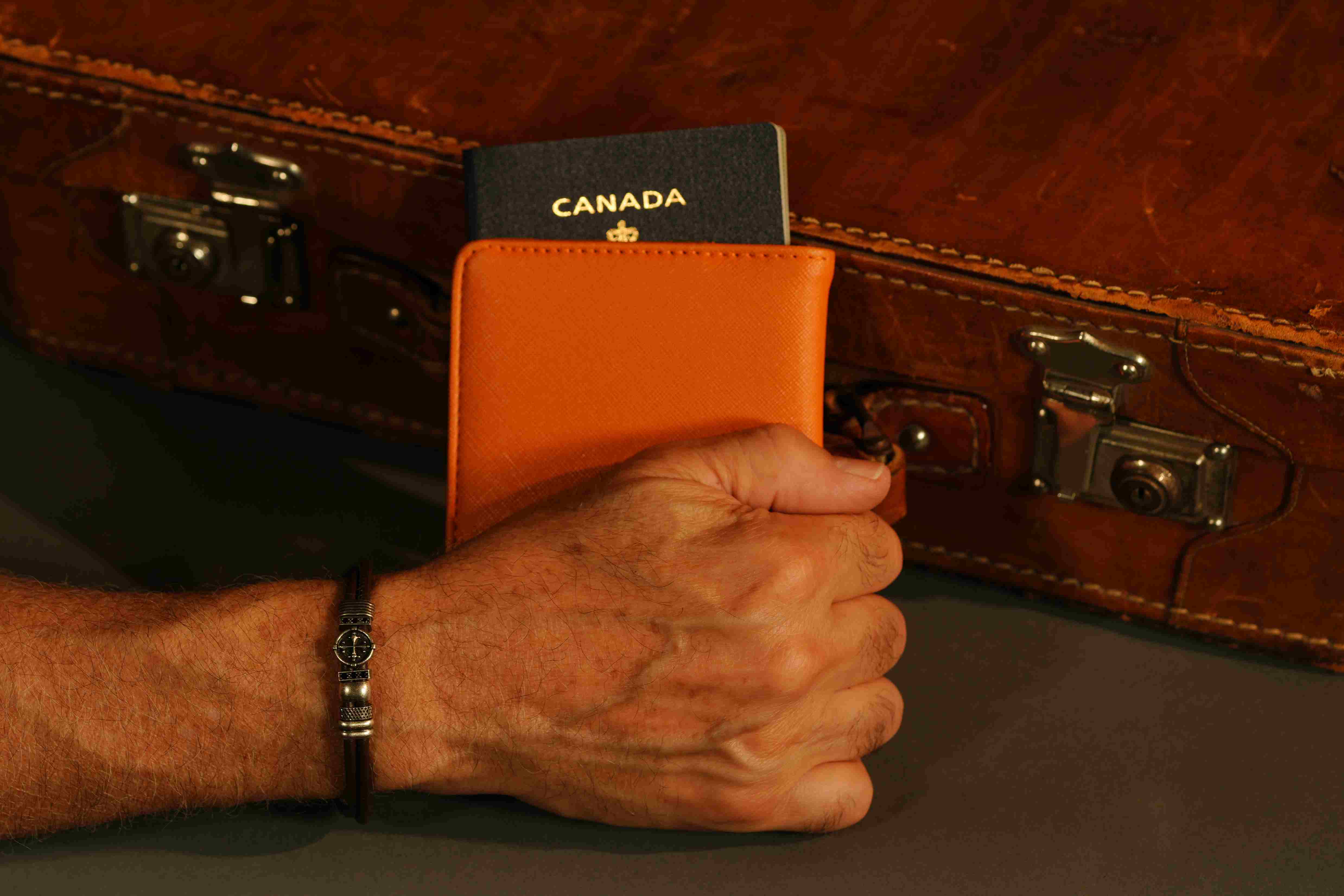Bracelet en cuir avec croix fantaisie