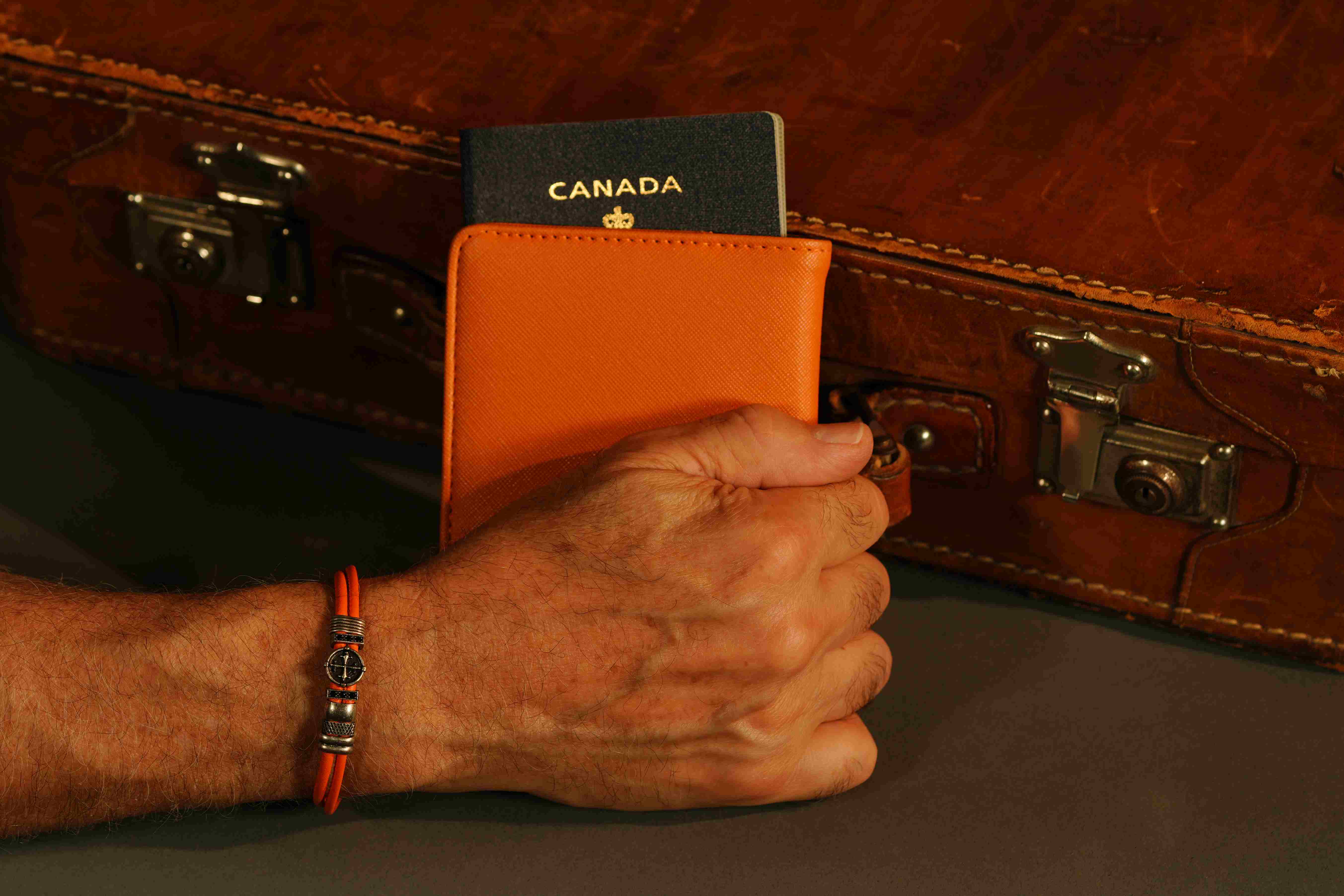Bracelet en cuir avec croix fantaisie