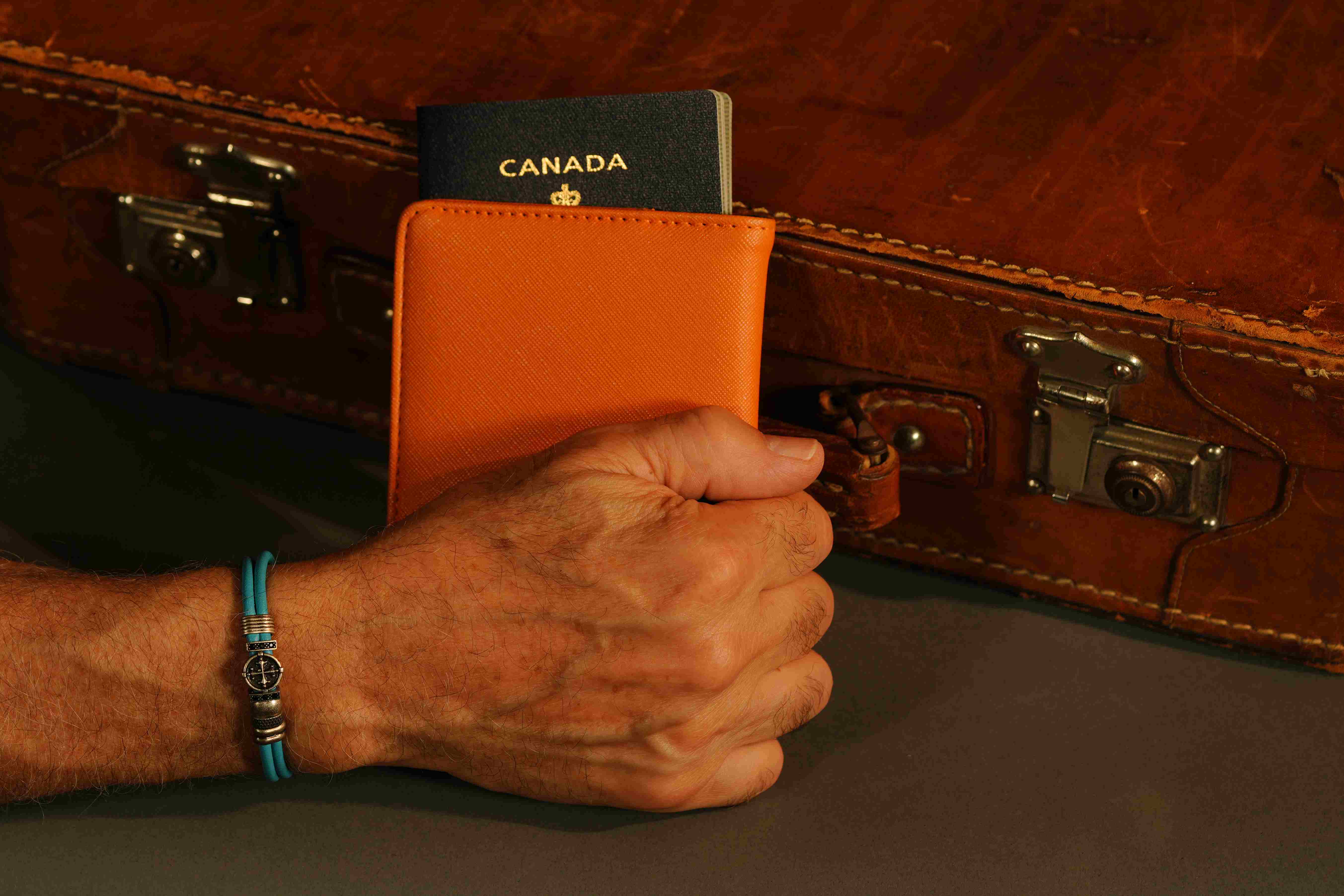 Bracelet en cuir avec croix fantaisie