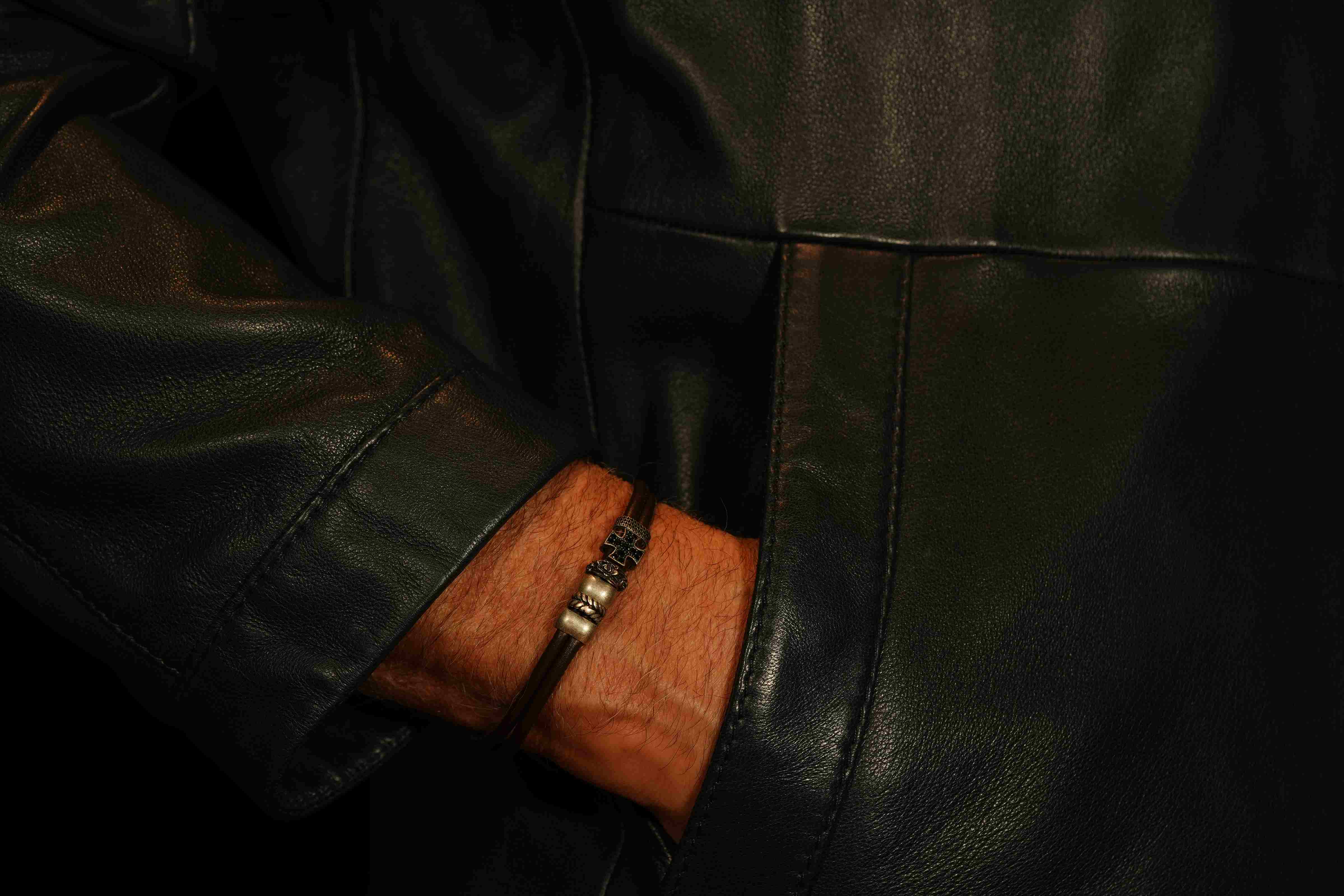 Bracelet court en cuir avec croix