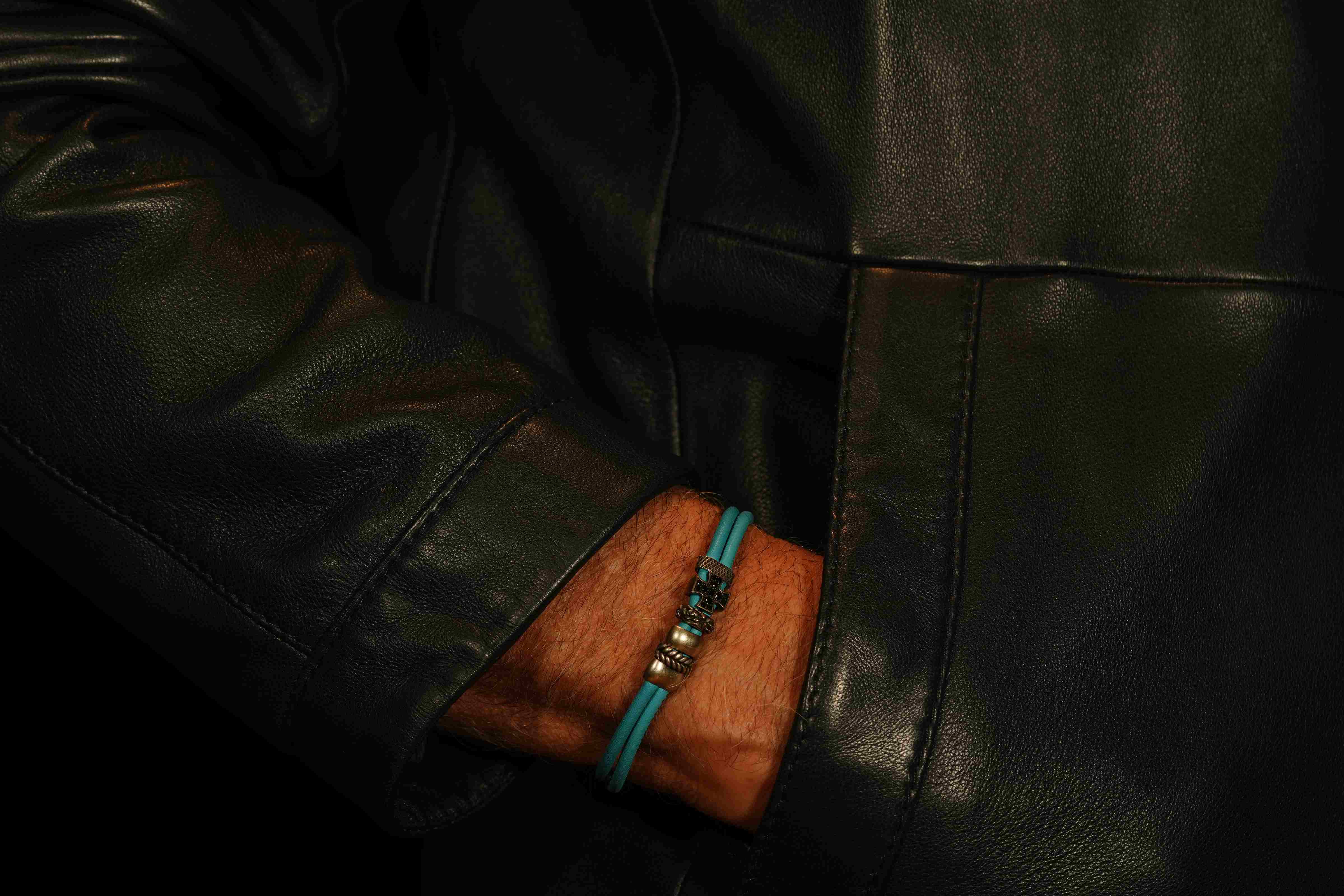Bracelet court en cuir avec croix