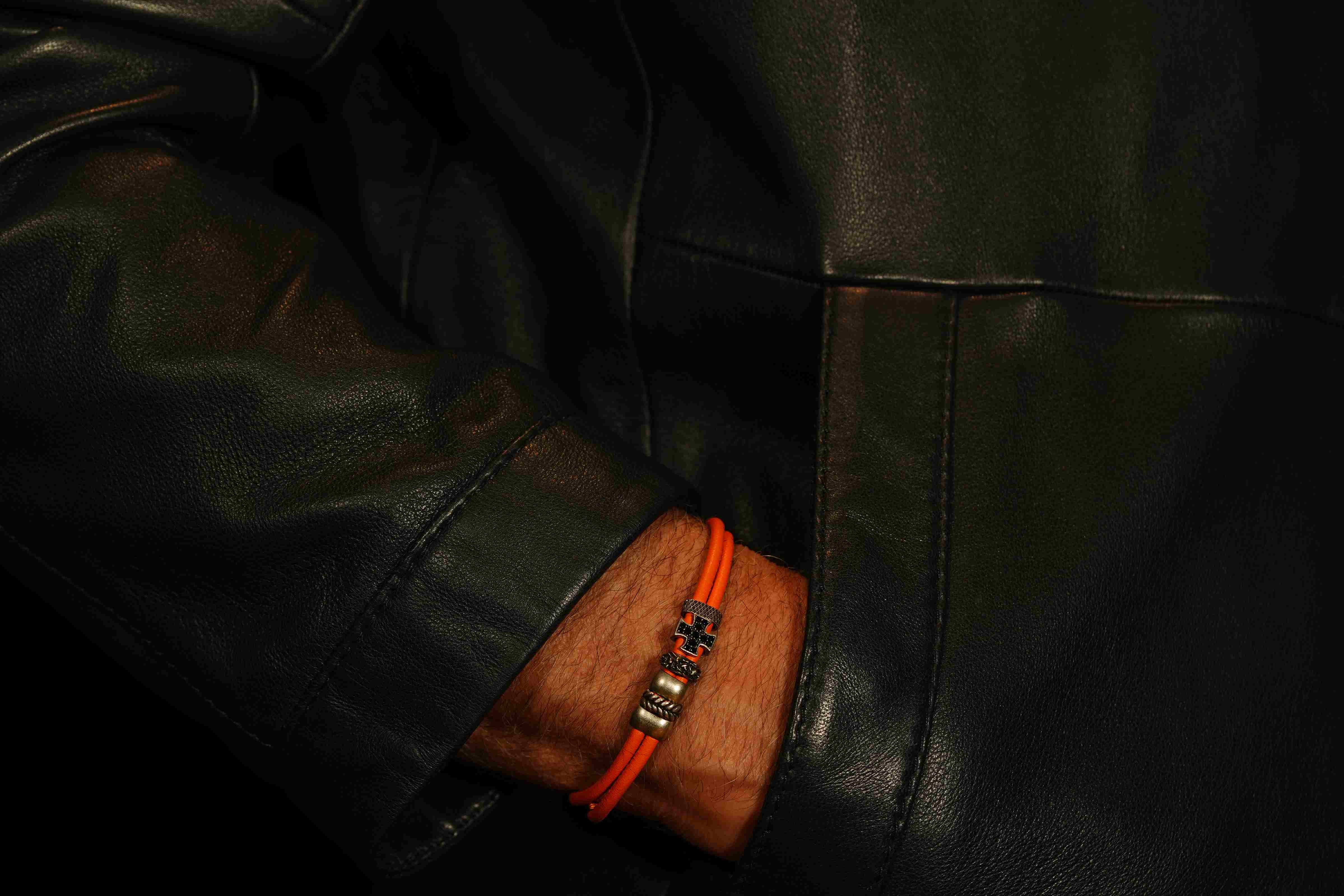 Bracelet court en cuir avec croix