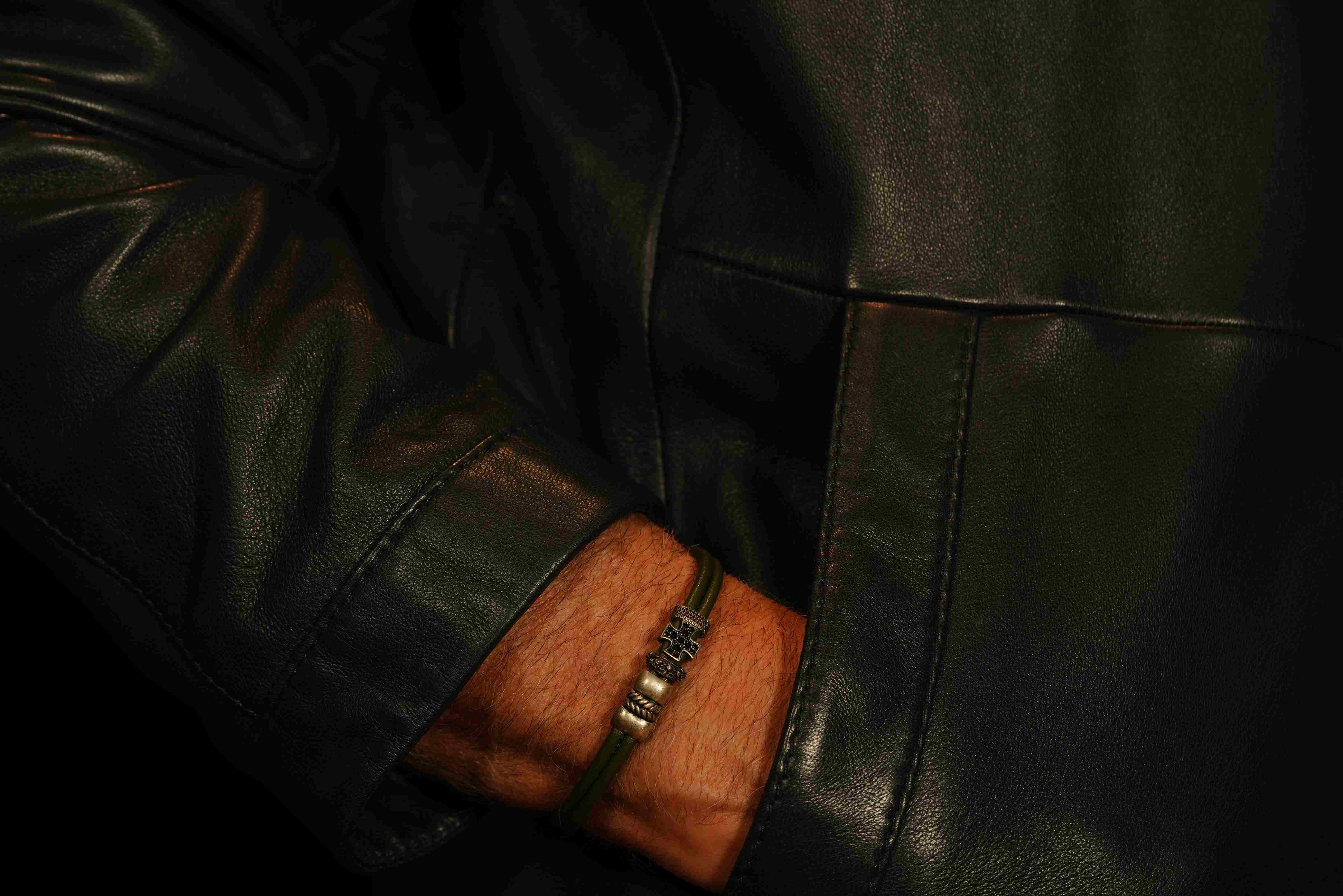 Bracelet court en cuir avec croix