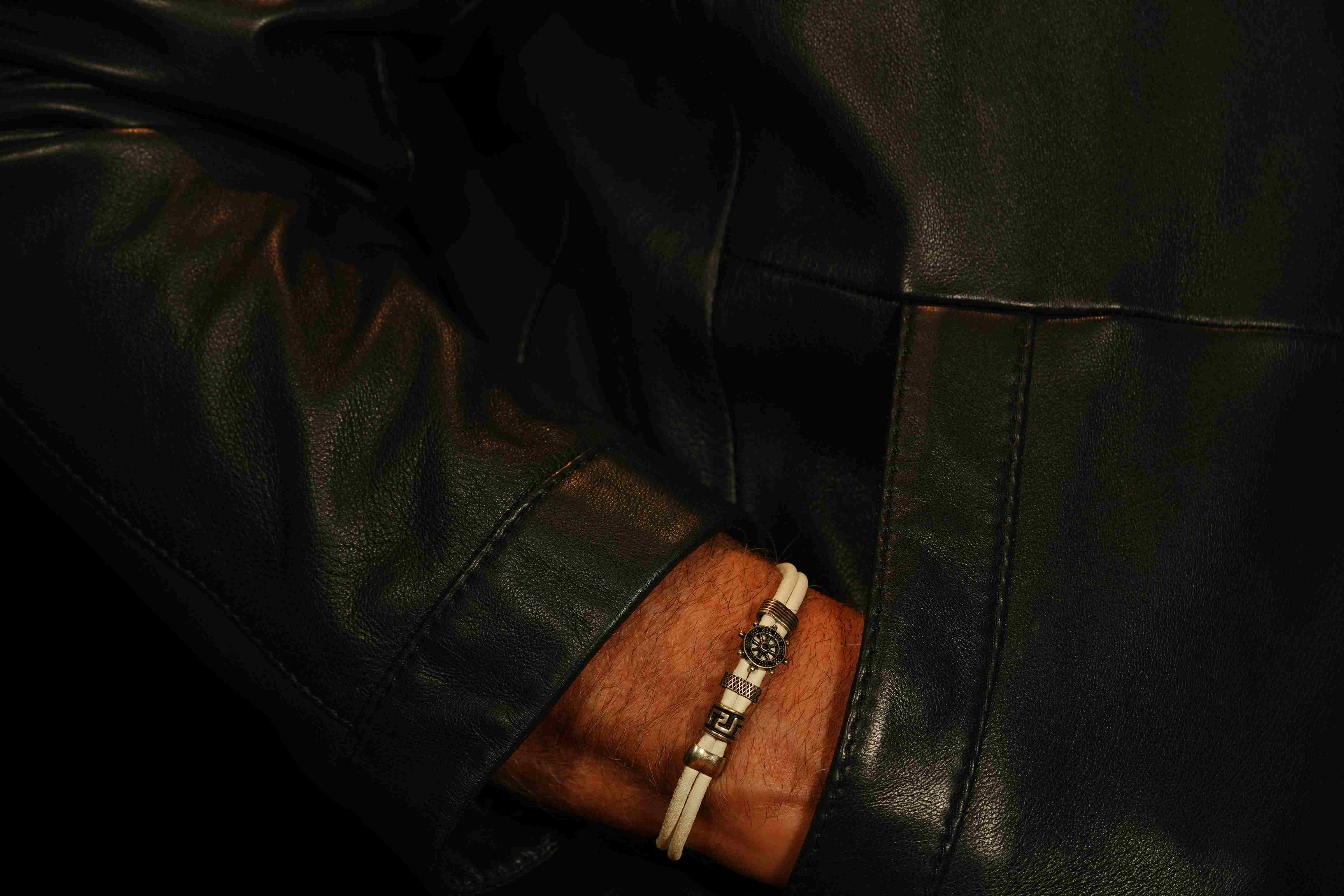 Bracelet court en cuir avec croix
