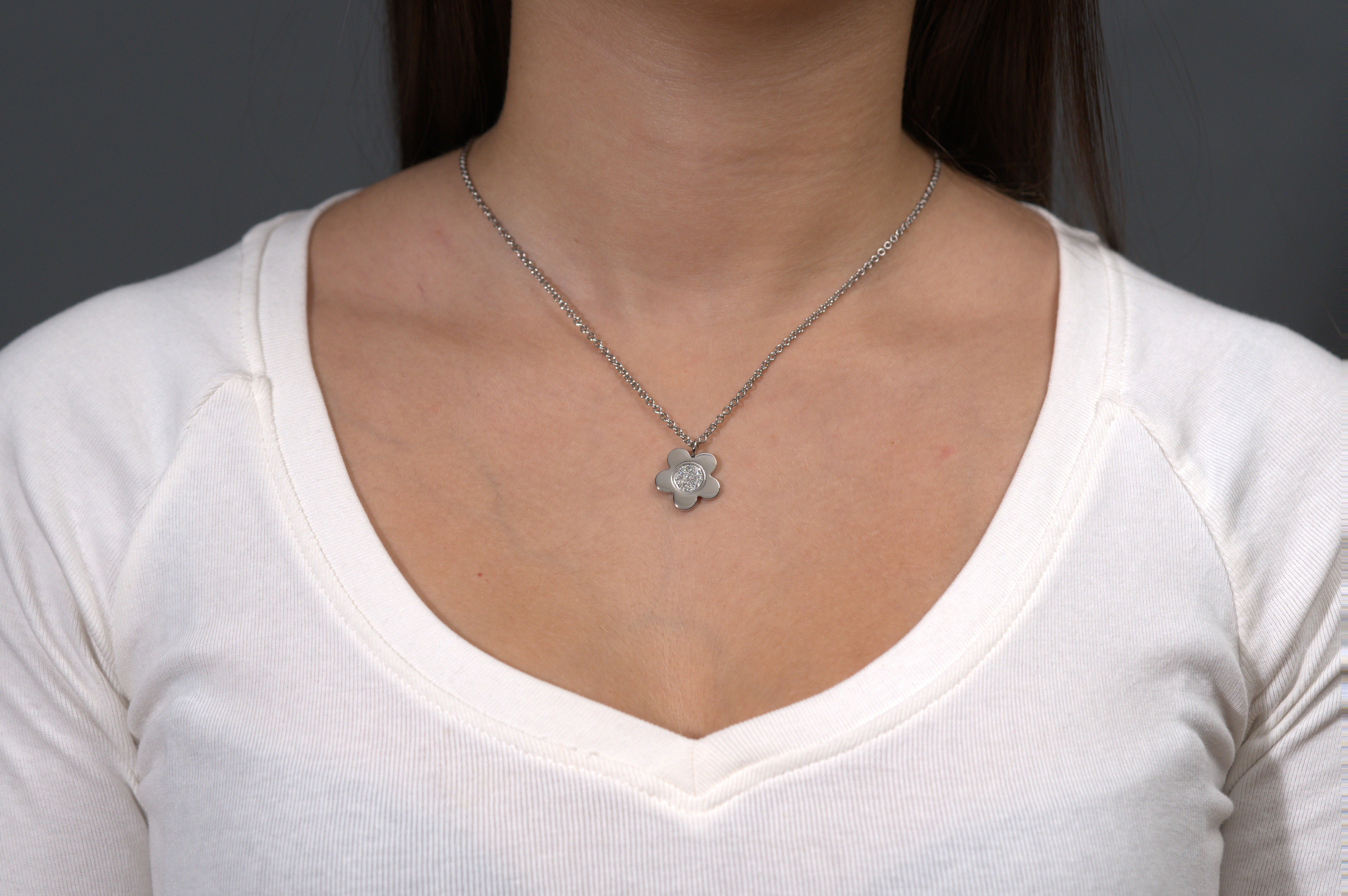 Collier à breloques en forme de fleur